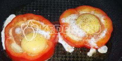 Шаг 3: глазуньи в перце