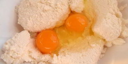 Шаг 3: глазуньи в съедобной сковородке