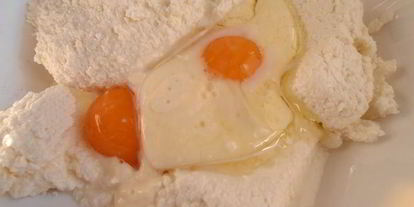 Шаг 4: глазуньи в съедобной сковородке