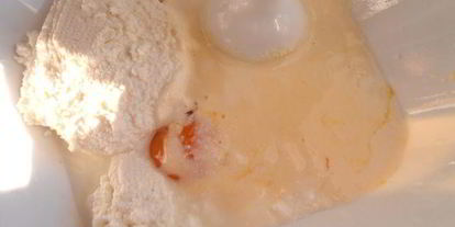 Шаг 5: глазуньи в съедобной сковородке