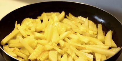 Шаг 1: картофеля в яичнице пир студента