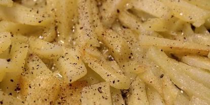 Шаг 2: картофеля в яичнице пир студента