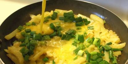 Шаг 4: картофеля в яичнице пир студента