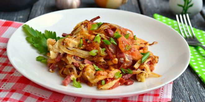 Рецепт яичницы-болтуньи с колбасой и помидорами