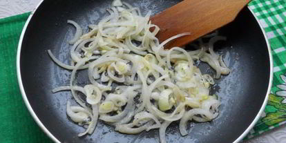 Шаг 1: яичницы-болтуньи с колбасой и помидорами