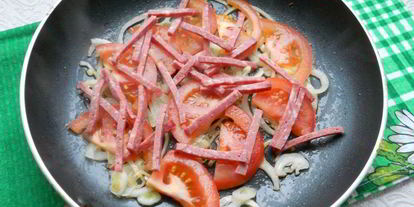 Шаг 2: яичницы-болтуньи с колбасой и помидорами