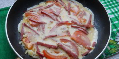 Шаг 3: яичницы-болтуньи с колбасой и помидорами