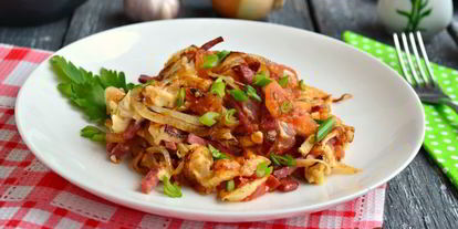 Шаг 4: яичницы-болтуньи с колбасой и помидорами