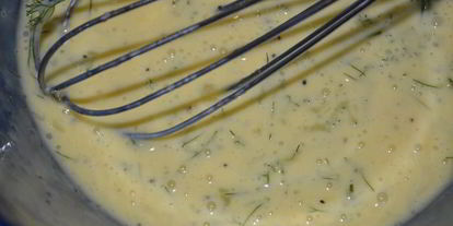 Шаг 1: яичницы-болтуньи с копченой семгой