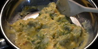 Шаг 2: яичницы-болтуньи с копченой семгой