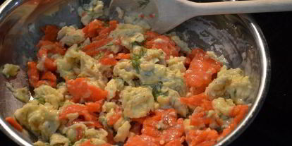 Шаг 3: яичницы-болтуньи с копченой семгой