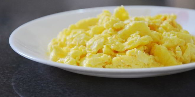 Рецепт яичницы-болтуньи с сыром