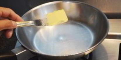 Шаг 1: яичницы-болтуньи с сыром