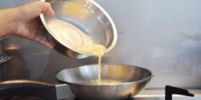 Шаг 3: яичницы-болтуньи с сыром