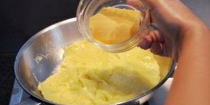 Шаг 4: яичницы-болтуньи с сыром