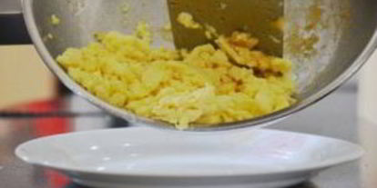 Шаг 5: яичницы-болтуньи с сыром