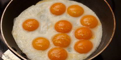 Шаг 2: яичницы-глазуньи из перепелиных яиц