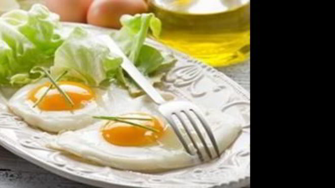 Рецепт Яичницы-глазуньи с огурцом и помидорами