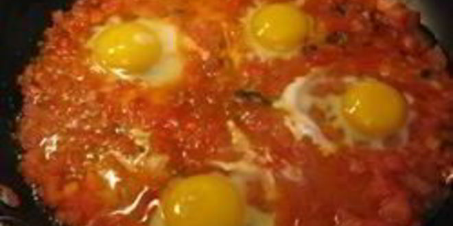 Рецепт яичницы-глазуньи с помидорами