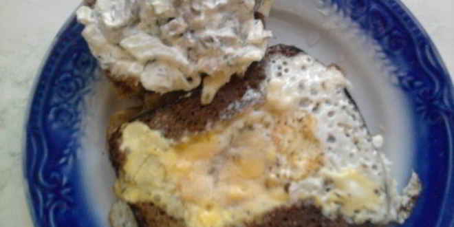 Рецепт яичницы и закуска из селедки