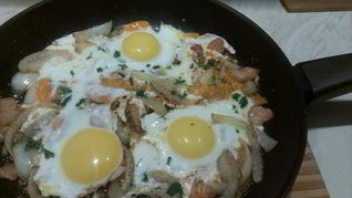 Рецепт Яичницы на сале с помидорами
