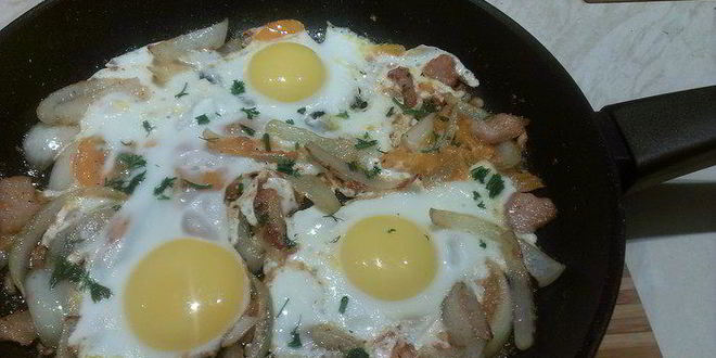 Рецепт яичницы на сале с помидорами