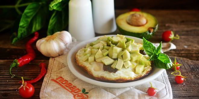 Рецепт яичницы с беконом и авокадо