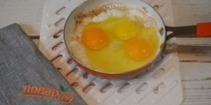 Шаг 1: яичницы с беконом и авокадо