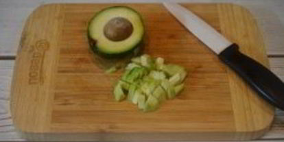 Шаг 2: яичницы с беконом и авокадо