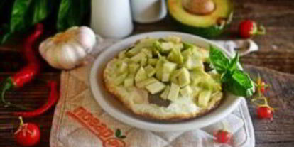 Шаг 4: яичницы с беконом и авокадо