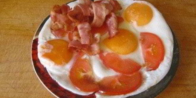 Рецепт Яичницы с беконом и помидорами