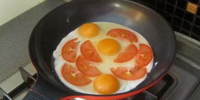 Шаг 1: яичницы с беконом и помидорами