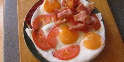 Шаг 2: яичницы с беконом и помидорами