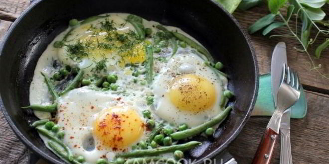Рецепт яичницы с горошком и стручковой фасолью