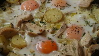 Рецепт Яичницы с индейкой, картофелем и травами