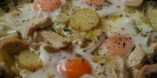 Рецепт яичницы с индейкой, картофелем и травами