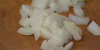 Шаг 2: яичницы с индейкой, картофелем и травами