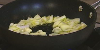 Шаг 3: яичницы с индейкой, картофелем и травами