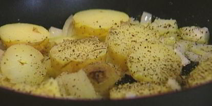 Шаг 4: яичницы с индейкой, картофелем и травами