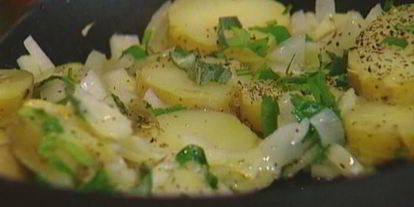 Шаг 5: яичницы с индейкой, картофелем и травами