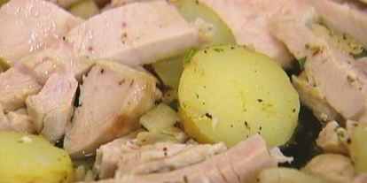 Шаг 6: яичницы с индейкой, картофелем и травами