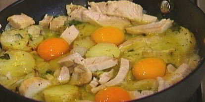 Шаг 7: яичницы с индейкой, картофелем и травами