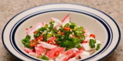 Шаг 1: яичницы с крабовыми палочками