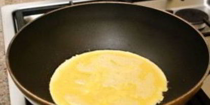 Шаг 2: яичницы с крабовыми палочками