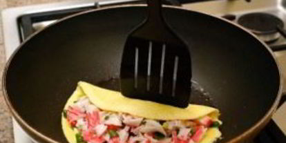 Шаг 3: яичницы с крабовыми палочками