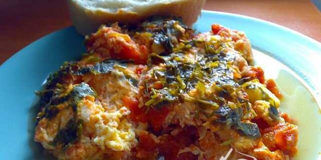 Рецепт яичницы с помидорами и сыром