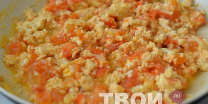 Шаг 5: яичницы с помидорами