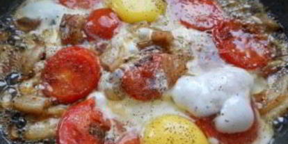 Шаг 2: яичницы с салом и помидорами