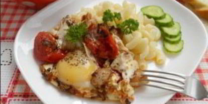 Шаг 3: яичницы с салом и помидорами