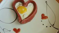Рецепт Яичницы с сосиской в виде сердца